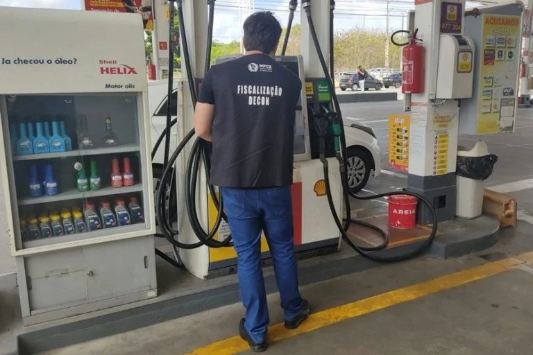 Bancos, supermercados e farmácias lideram autuações do Decon em 2025