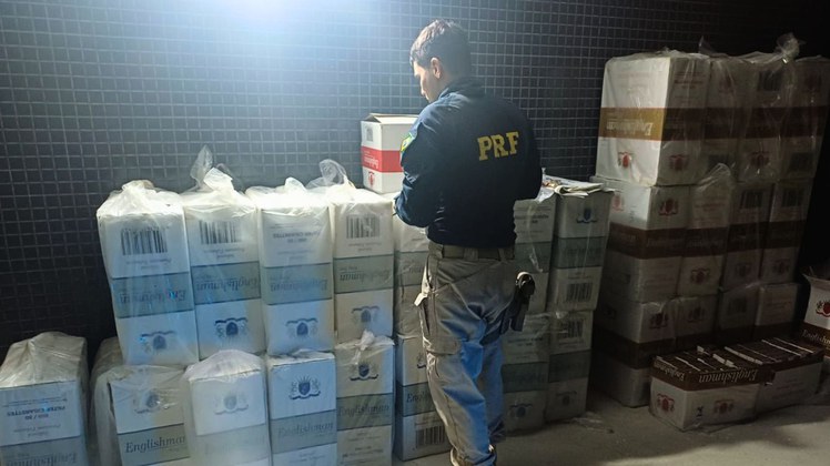PRF apreende 16,5 mil maços de cigarros após perseguição em Aquiraz