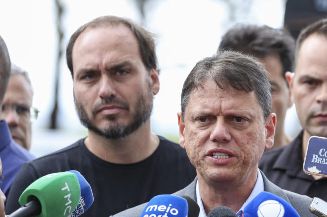 Tarcísio visita Bolsonaro e descarta candidatura à Presidência