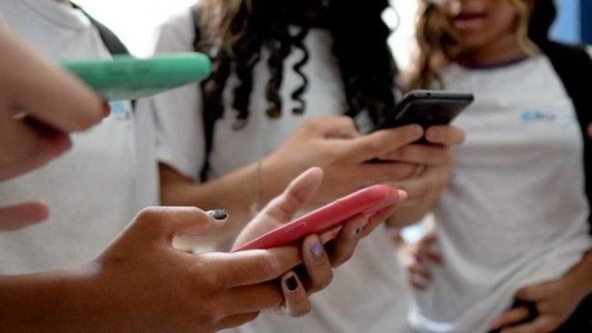Sem celular, alunos ganham foco, mas relatam mais tédio