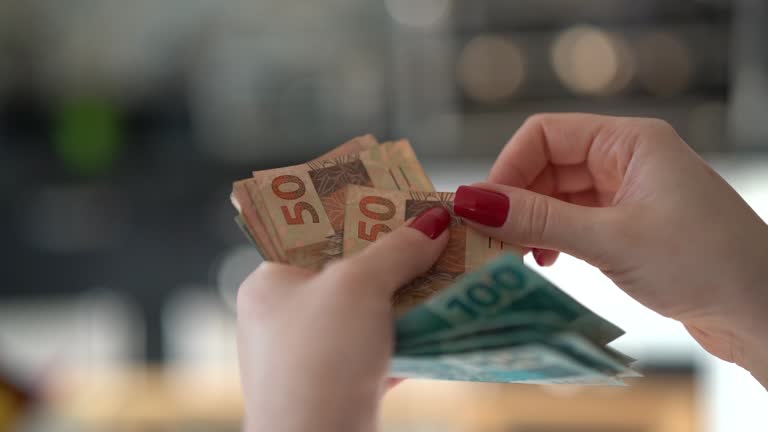 Salário mínimo de 2026 é fixado em R$ 1.621; veja o que muda