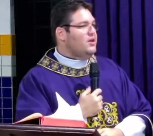 Padre de Uruburetama decide não cobrar taxa para celebração de casamentos