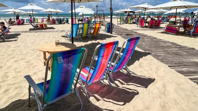 Operação “Procon na Praia” fiscaliza barracas de praia em Fortaleza