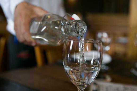 Mistura de bebida alcoólica com energético eleva riscos à saúde, alertam médicos