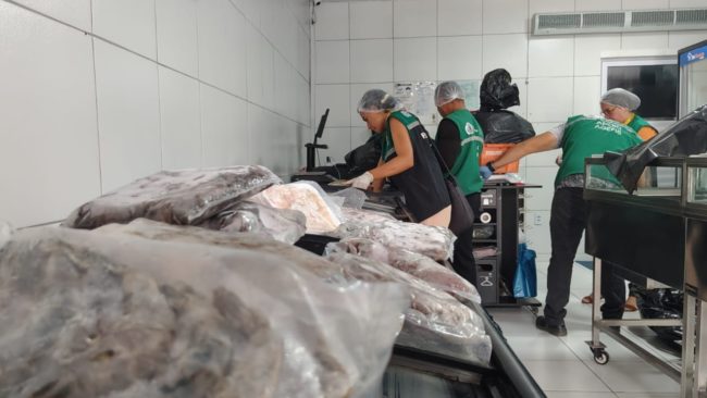 Fiscalização recolhe frutos do mar sem identificação sanitária em Fortaleza