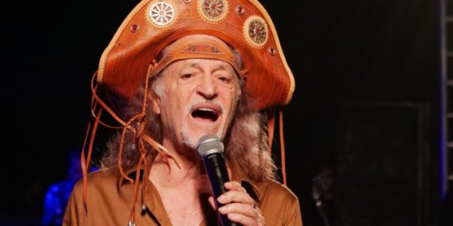 Em maio deste ano, Alceu Valença deve se apresentar em Fortaleza. O show será parte de sua nova turnê: "80 Girassóis" - (Foto: Reprodução)