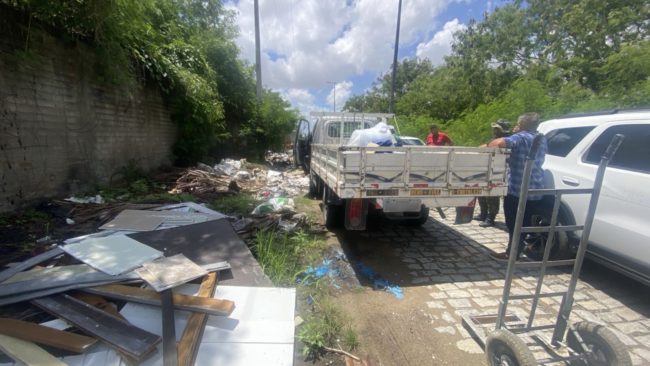 O descarte irregular de lixo constatado nesta situação pode gerar uma multa para o proprietário do veículo em mais de R$ 32 mil - (Foto: Reprodução)