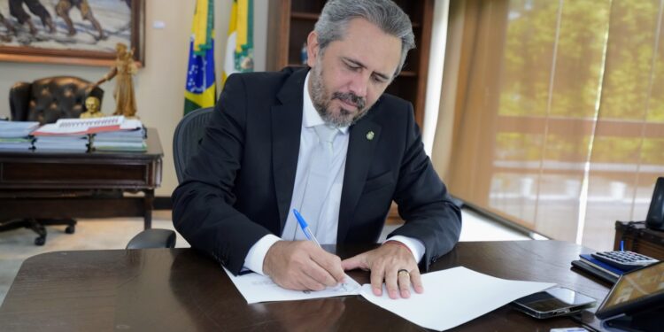 Elmano propõe programa para repatriação de corpos de vítimas no exterior