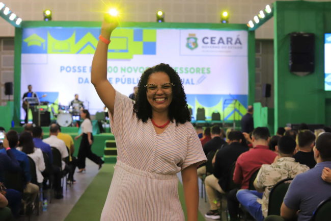 Além do concurso, o governador Elmano de Freitas anunciou outras medidas que visam melhorar as condições de trabalho da categoria - (Foto: Reprodução)