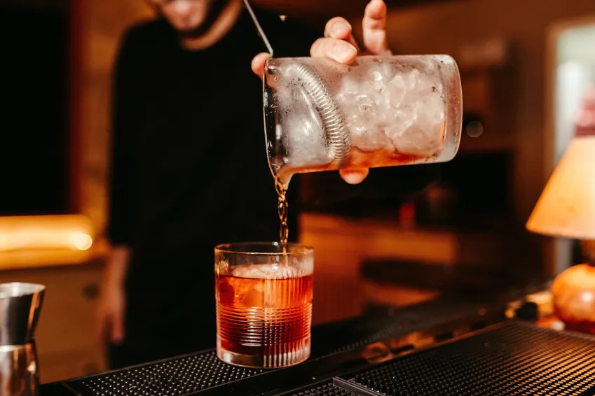 Mistura de bebida alcoólica com energético eleva riscos à saúde, alertam médicos