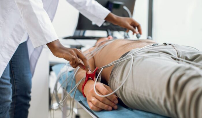 Mistura de bebida alcoólica com energético eleva riscos à saúde, alertam médicos