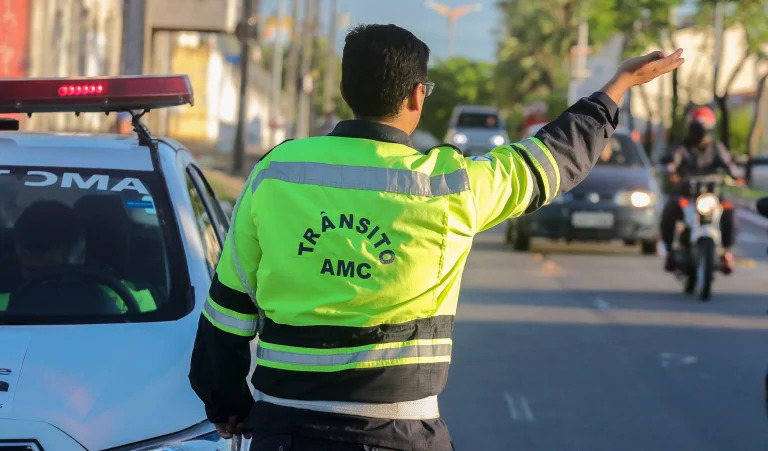 Ações da AMC alertam foliões e condutores sobre segurança no trânsito
