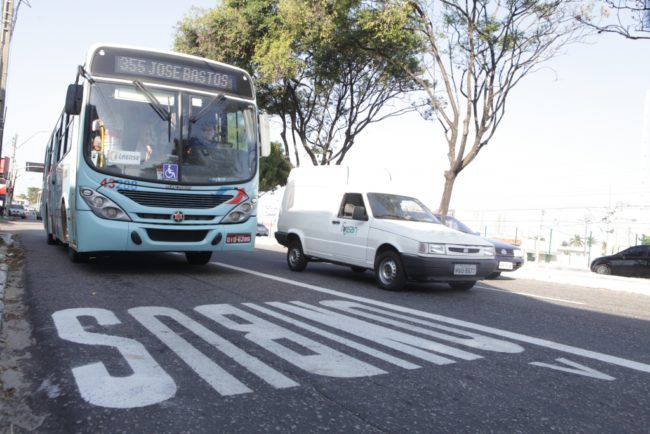 Carnaval altera trânsito e itinerários de ônibus na Av. Domingos Olímpio