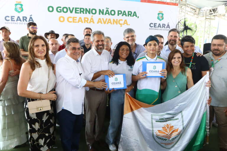 Governo do Ceará entrega CEI e distribui tablets para estudantes em Solonópole
