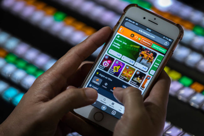 Segundo uma pesquisa da CNC, só em 2024, mais de 1,8 milhão de brasileiros ficaram endividados por conta de apostas online - (Foto: Agência Pública)