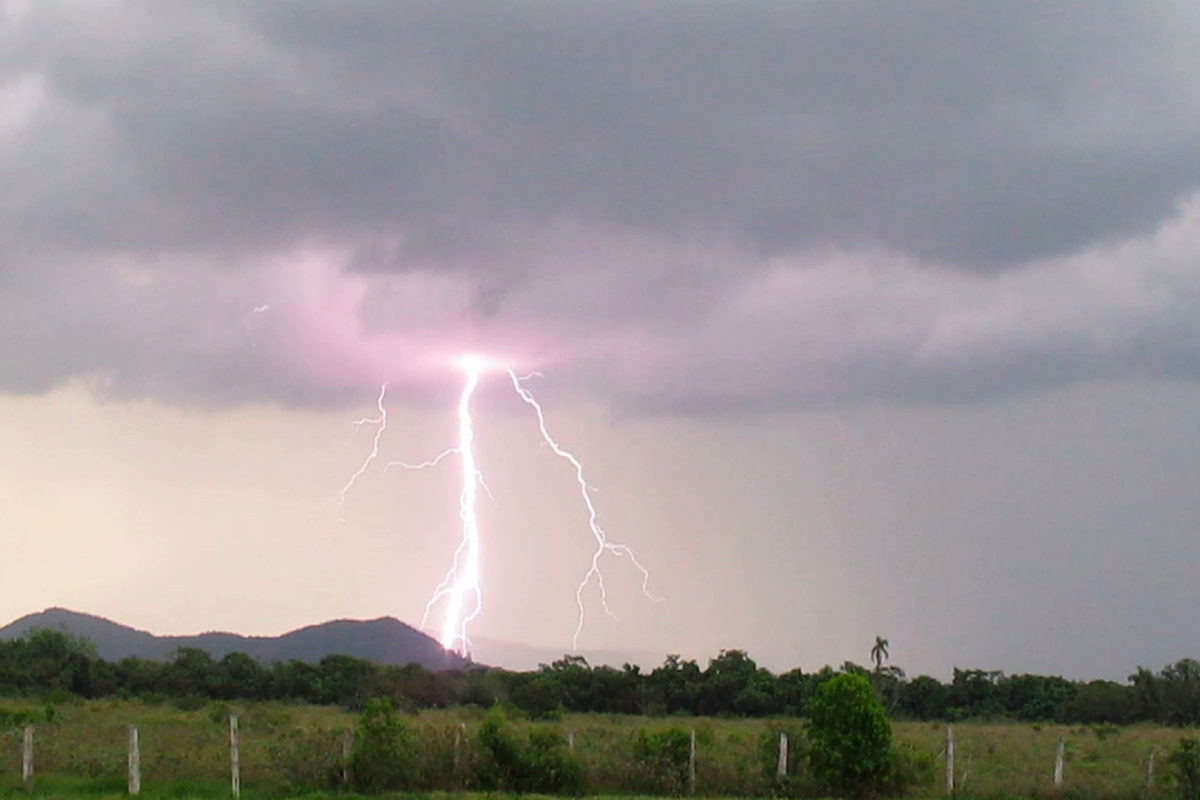 De acordo com levantamento da Enel, a região dos Sertões de Crateús concentra a maior quantidade de registros de raios no Ceará - (Foto: Reprodução)