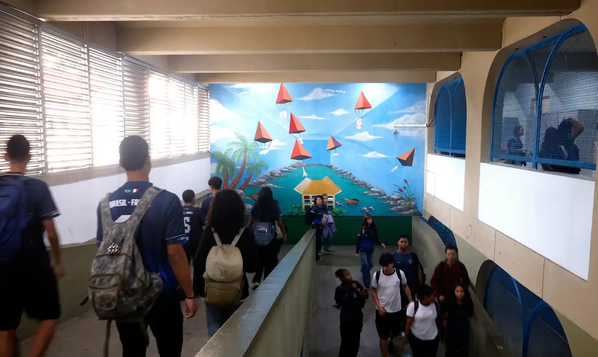 O uso excessivo de telas, segundo os especialistas, está entre as principais causas de problemas à saúde mental dos adolescentes - (Foto: Tânia Rego/Agência Brasil)