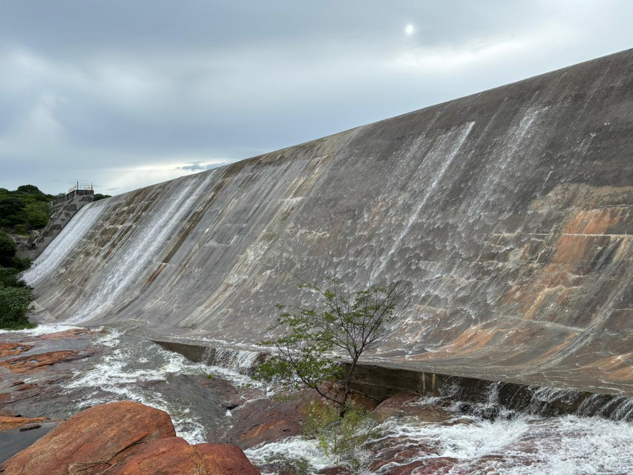 Com as precipitações da quadra chuvosa, a Barragem do Trici sangrou, trazendo um cenário positivo para o abastecimento de Tauá - (Foto: Wilrismar Holanda)