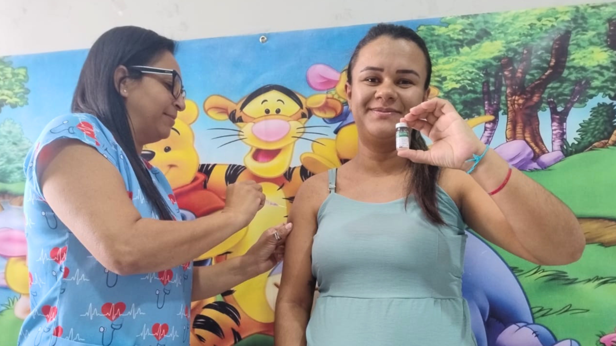Cobertura vacinal contra a gripe no Ceará é a maior do Nordeste. A campanha segue até o dia 30 de maio, com foco em grupos de prioridade - (Foto: Sesa)