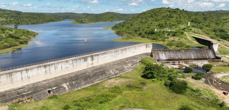 Açude Mamoeiro encerra operação 2025.2 com reservatório cheio
