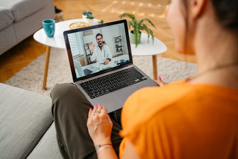 SUS lança teleatendimento psicológico para mulheres vítimas de violência