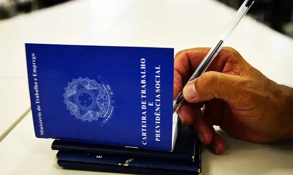 Brasil acumula quase 700 mil empregos com carteira assinada em 2026