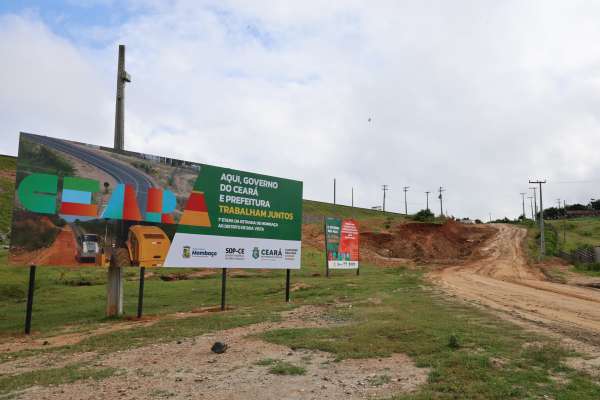 Ceará inicia obra viária e entrega tablets a estudantes em Mombaça