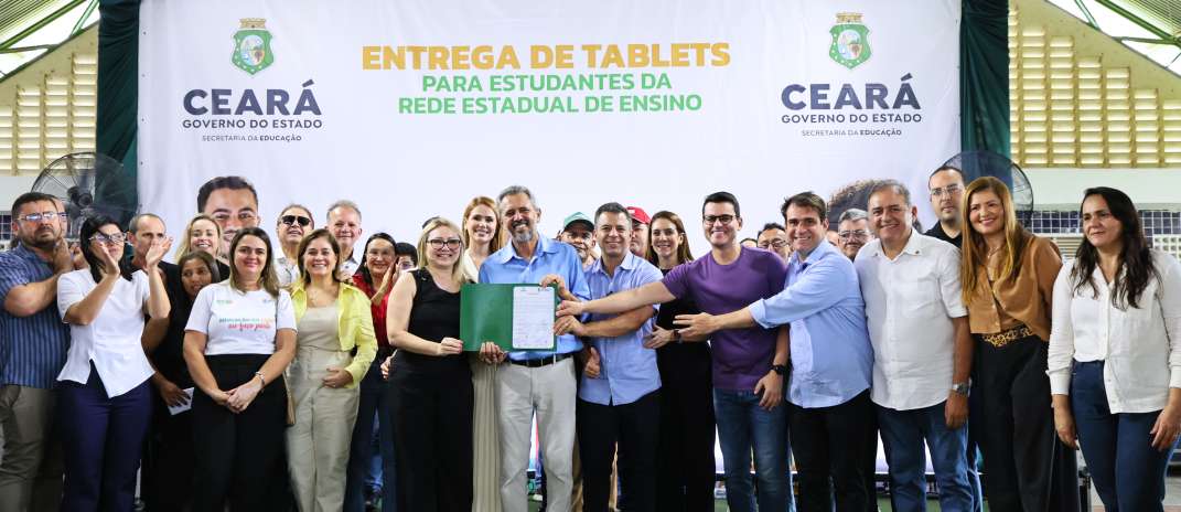 Ceará inicia obra viária e entrega tablets a estudantes em Mombaça