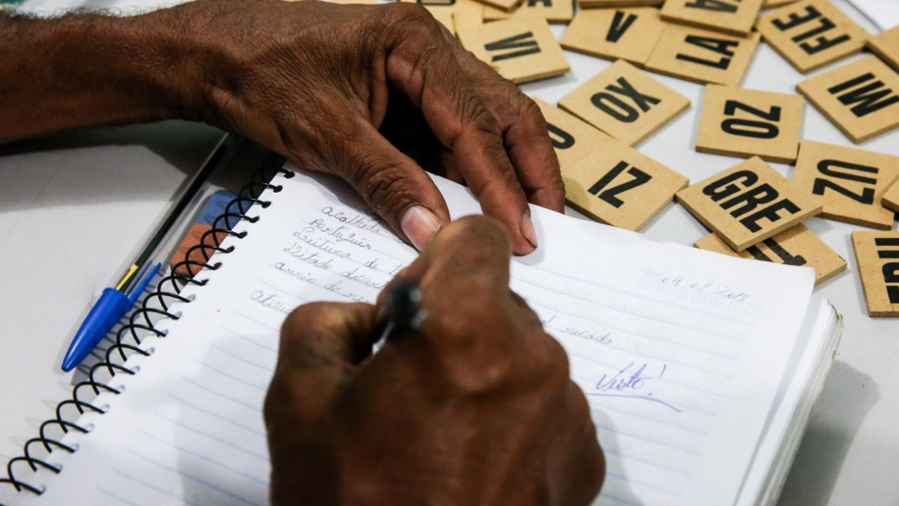 Mulheres lideram matrículas na EJA no Ceará há uma década