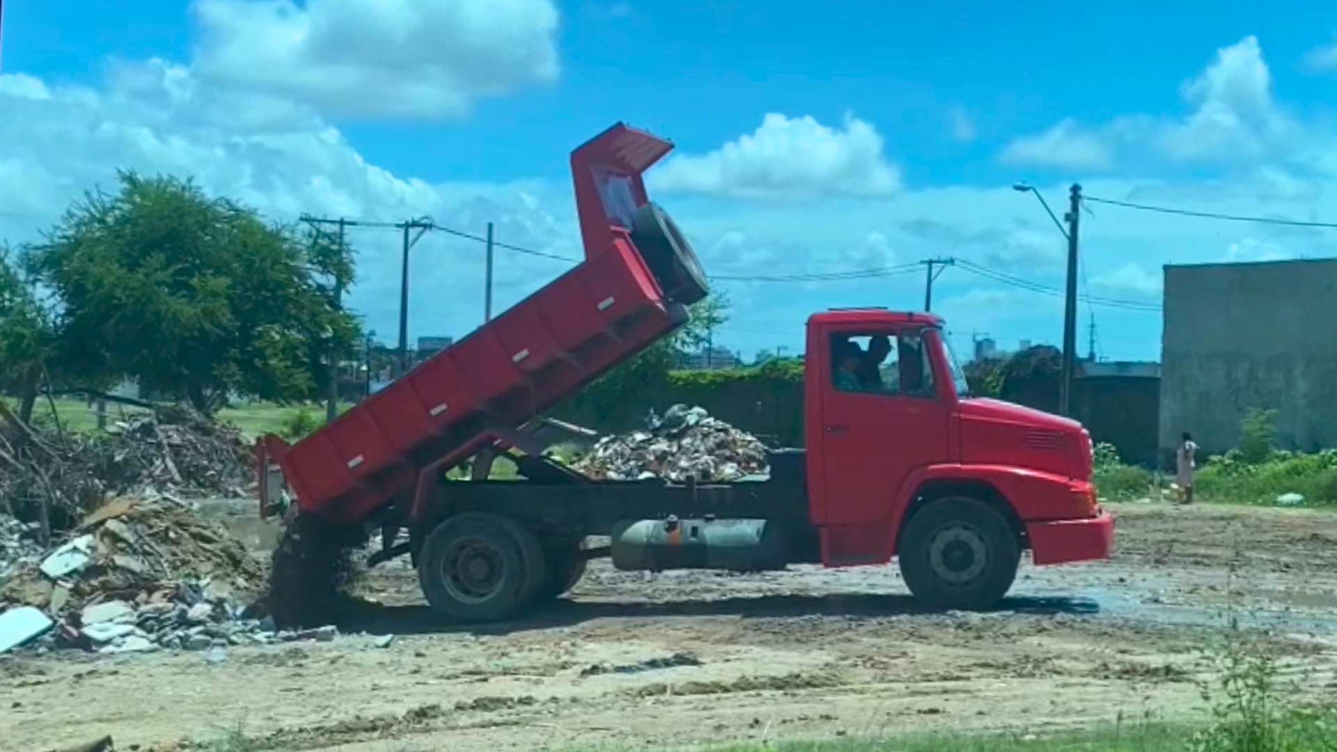 Caçamba é apreendida após flagrante de descarte irregular em Fortaleza