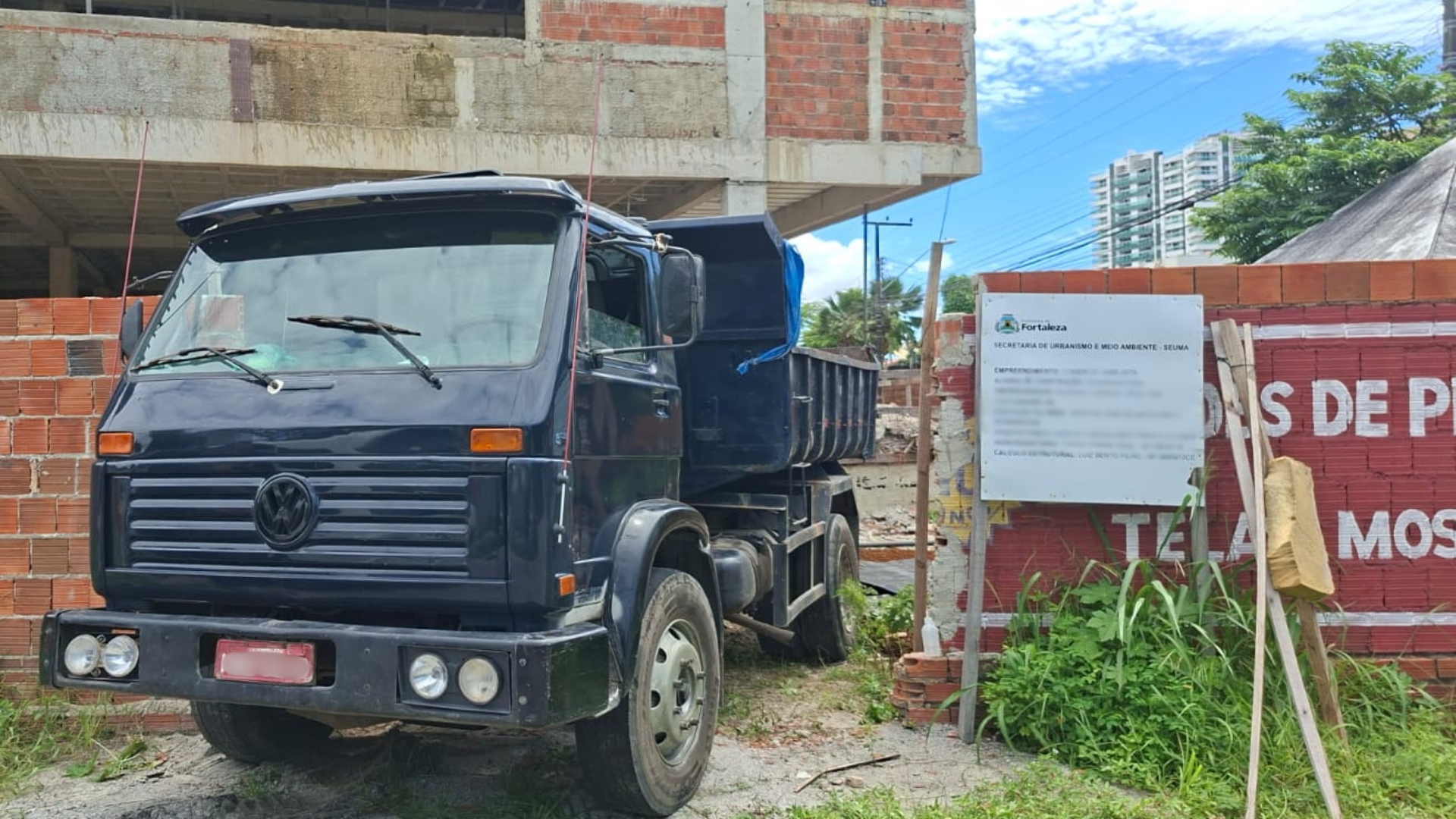 Agefis apreende caçamba irregular e embarga obra no Luciano Cavalcante