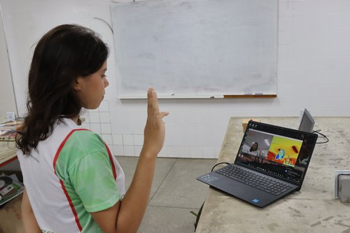 Projeto de alunas no Ceará cria tecnologia para auxiliar vítimas de violência