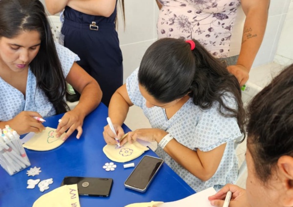 Hospital no Ceará promove customização de touquinhas com gestantes