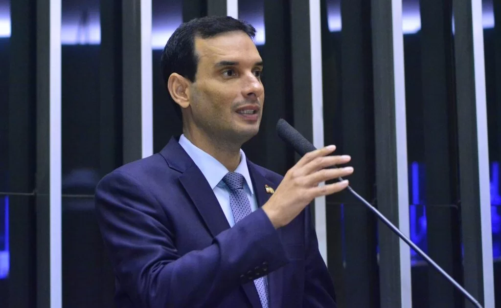 Fim da escala 6 por 1, segundo pesquisa da Nexus - Inteligência de Dados, é aprovado por cerca de 73% dos brasileiros - (Foto: Reprodução)