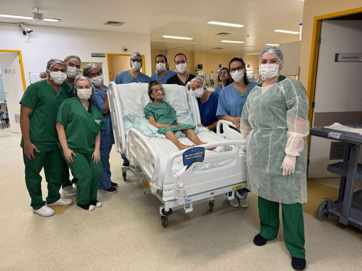 Maria da Penha, de 71 anos de idade, é uma das pacientes que participam do "Luz e vida", ação criada em 2022 - (Foto: Reprodução/Sesa)