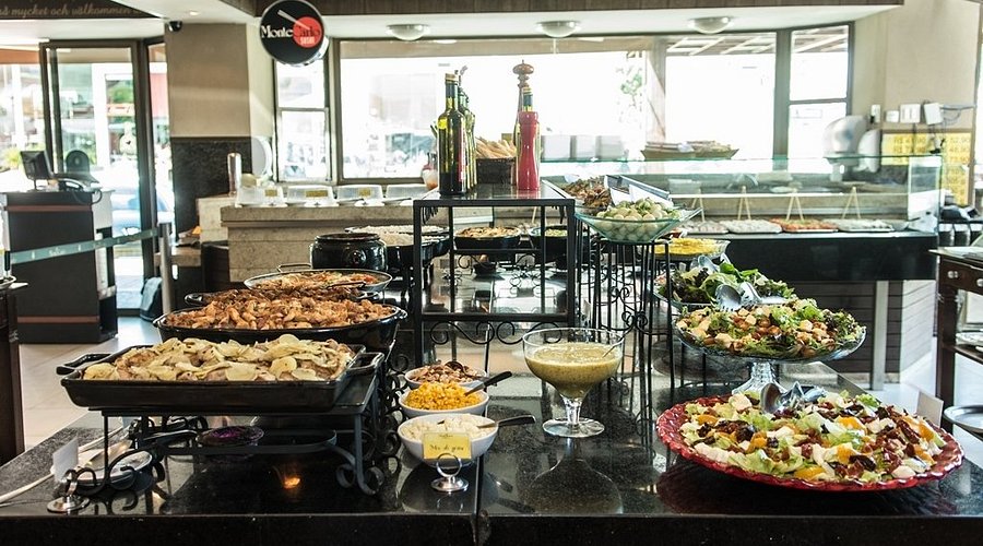 De acordo com o Decon, o setor de sushis apresentava irregularidades no manuseio e na exposição dos alimentos na padaria de Fortaleza - (Foto: Reprodução/Padaria Montecarlo)