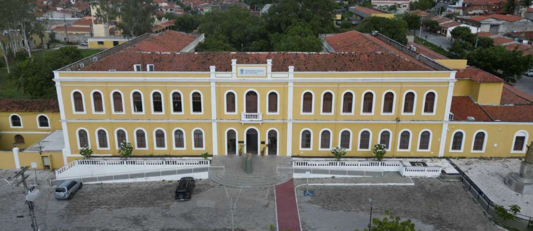 Os candidatos ao cargo de professores temporários deverão pagar uma taxa de R$ 180 para participação na seleção da Universidade - (Foto: Reprodução)