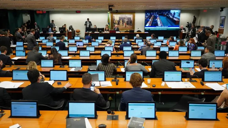 CCJ adia votação sobre fim da escala 6x1 após pedido de vista