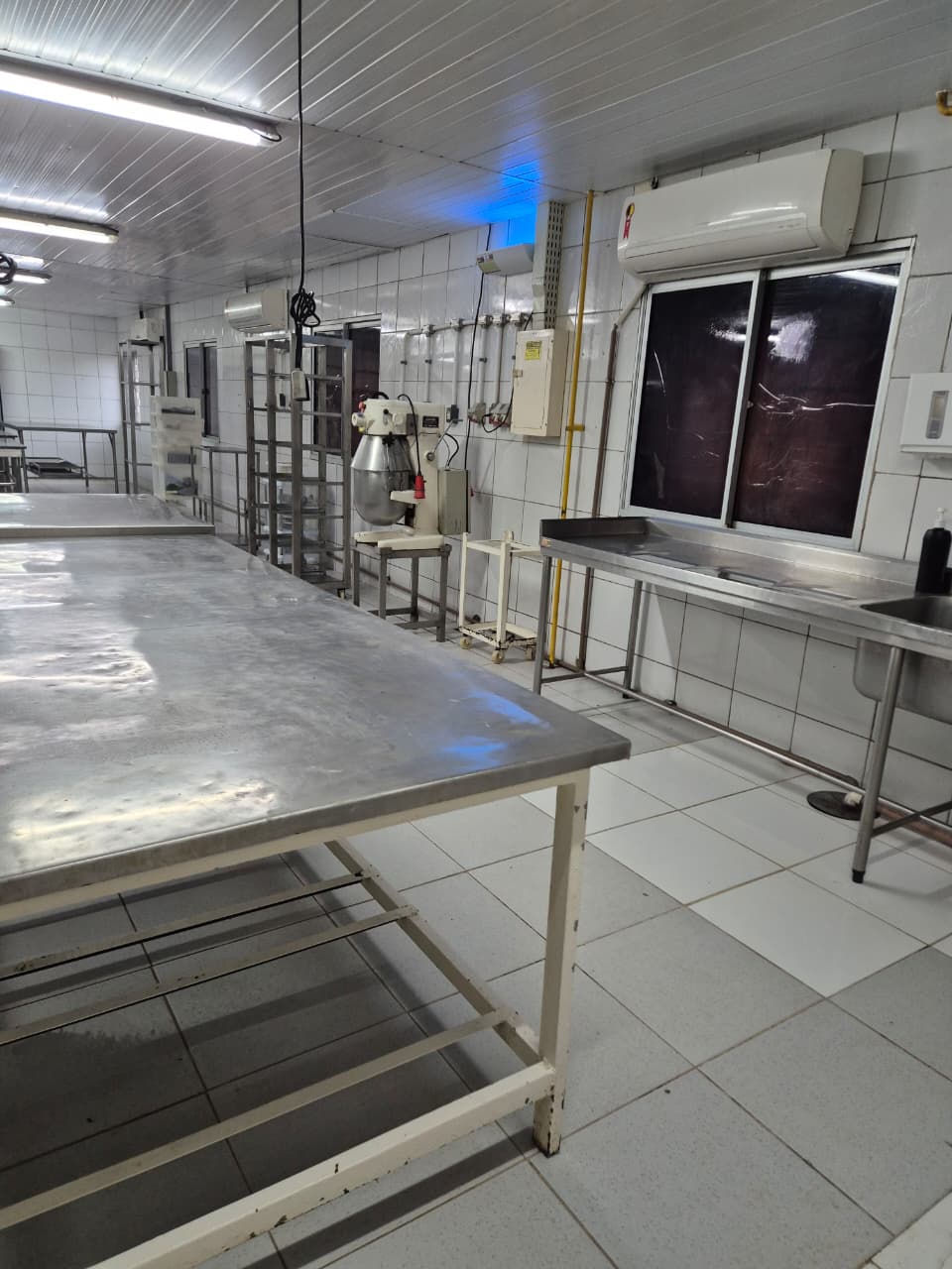 Padaria Romana foi interditada no dia 10 de março após a constatação de diversos descumprimentos de normas de higiene e sanitárias - (Foto: Agefis)