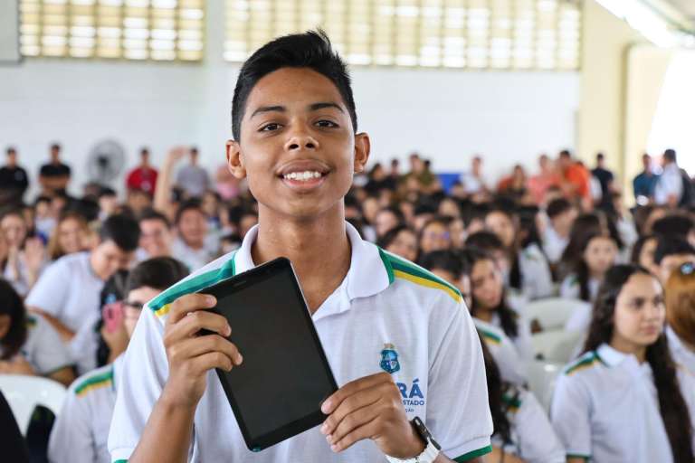 Ceará inicia obra viária e entrega tablets a estudantes em Mombaça