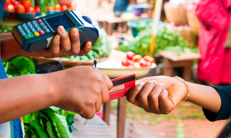 Governo inicia mudanças no vale-alimentação e amplia aceitação dos cartões