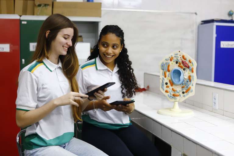 Na rede pública, alunos do 2º do ensino médio de Abaiara são contemplados com 102 dispositivos, ampliando as condições de acesso à Educação - Foto : Helene Santos