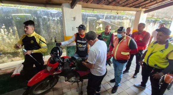 Cedro instala antenas corta-pipa em mototáxis durante ação do Maio Amarelo