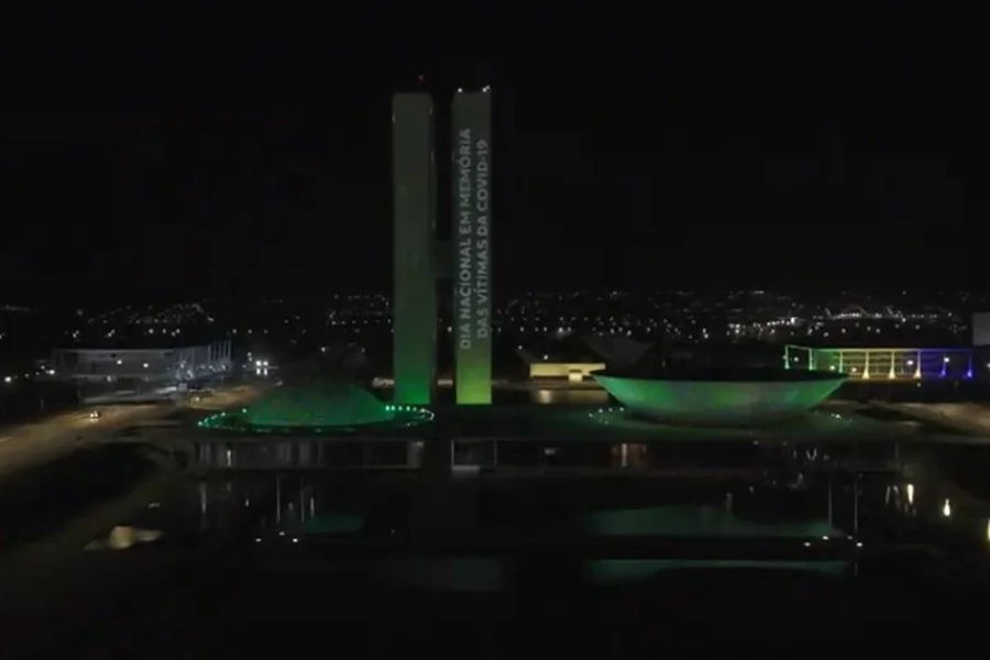 Ao todo, foram mais de 716 mil brasileiros e brasileiras vítimas da Covid, em um período que também marcou a importância da ciência e da saúde pública - (Foto: Reprodução/Metrópoles)