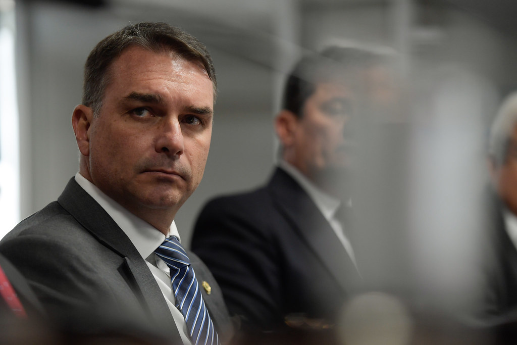 Áudio expõe Flávio Bolsonaro cobrando R$ 134 milhões de Daniel Vorcaro