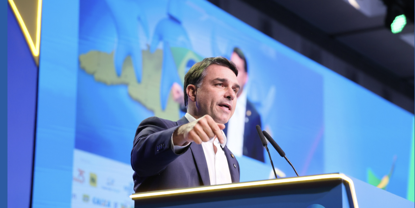 Flávio Bolsonaro defende IA no SUS e critica fim da escala 6×1