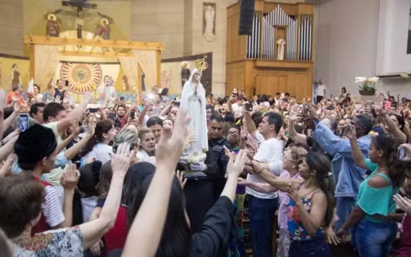 Festa de Nossa Senhora de Fátima reúne fiéis em missas e procissão