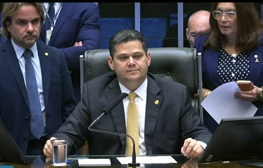 Congresso derruba veto de Lula e Alcolumbre promulga Lei da Dosimetria