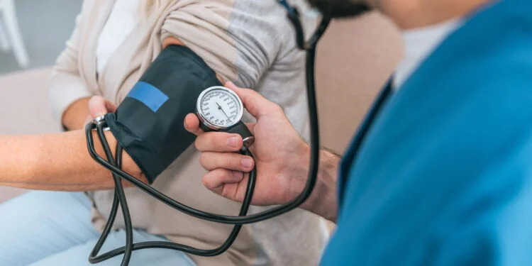 Pressão alta: falhas no tratamento aumentam risco de AVC e infarto