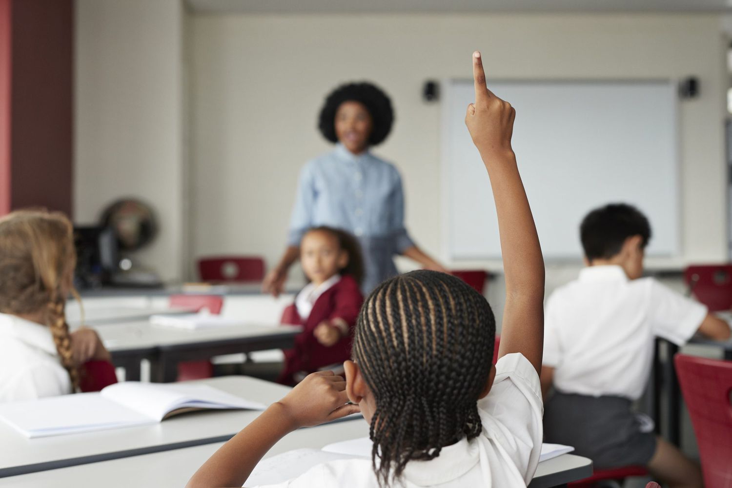 Alunos relatam baixa presença de discussões raciais em sala de aula, diz estudo